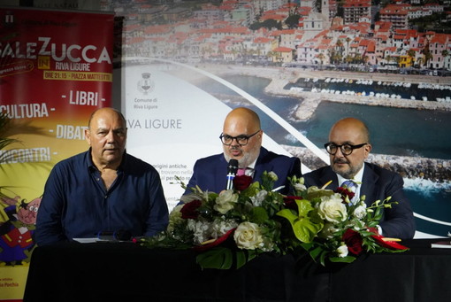 Riva Ligure: piazza stracolma per la prima di 'Sale in Zucca', ospite il Ministro Sangiuliano (Foto)