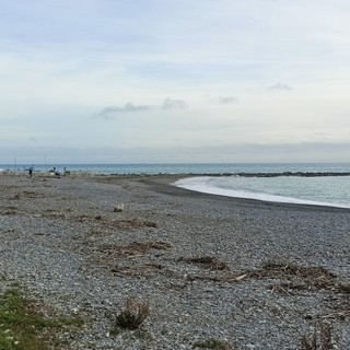 Ventimiglia, plastica e spazzatura sulla spiaggia: al via la pulizia
