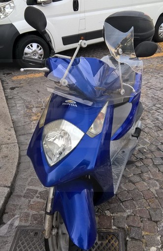 Sanremo: vede un'auto che fa cadere uno scooter, si finge il proprietario e si fa dare 70 euro