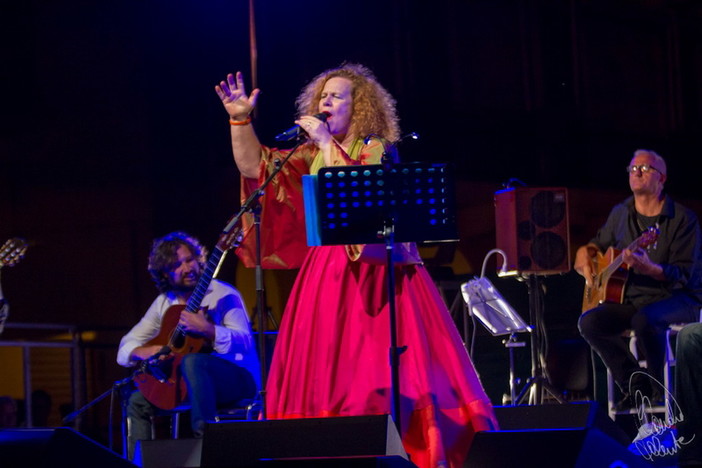 Imperia: Sarah Jane Morris incanta il pubblico, alla fine la frecciata del Sindaco "Imperia ha voglia di fare festa!" Imperia: Sarah Jane Morris incanta il pubblico, alla fine la frecciata del Sindaco "Imperia ha voglia di fare festa!"