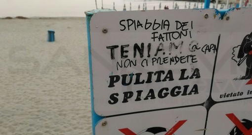 Arma di Taggia: sul cartello appare la scritta 'Spiaggia dei fattoni', che denuncia la presenza di assuntori di droga Arma di Taggia: sul cartello appare la scritta 'Spiaggia dei fattoni', che denuncia la presenza di assuntori di droga