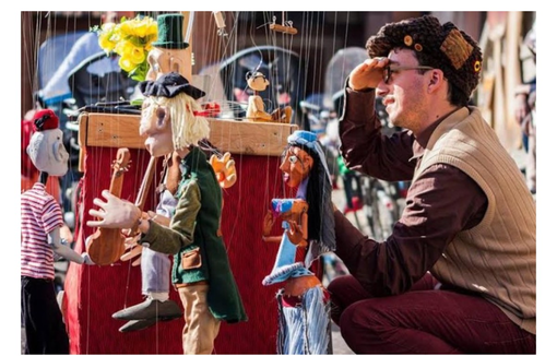 Spettacolo teatrale a Sanremo, "Storie appese a un filo" va in scena in piazza Colombo Spettacolo teatrale a Sanremo, "Storie appese a un filo" va in scena in piazza Colombo