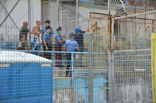 Il momento in cui viene fermato il tifoso con il lavabo