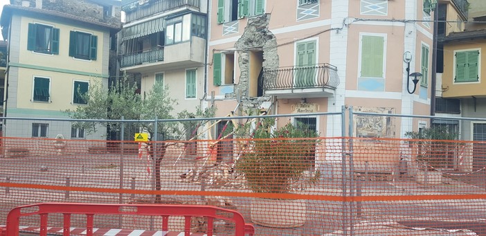 Esplosione a Soldano, palazzina a rischio crollo: cintata la 'zona rossa' (Foto) Esplosione a Soldano, palazzina a rischio crollo: cintata la 'zona rossa' (Foto)