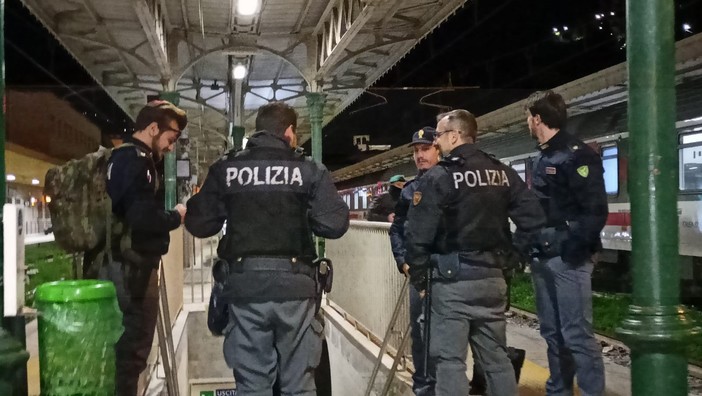 Ventimiglia: protesta di una ventina di attivisti 'no border' in stazione, poi ripartono verso la Francia (Foto) Ventimiglia: protesta di una ventina di attivisti 'no border' in stazione, poi ripartono verso la Francia (Foto)