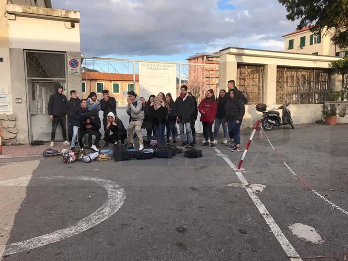 Vallecrosia: riscaldamenti rotti al 'Cnos Fap', gli studenti scioperano ma dalla direzione parlano di un normale guasto solo ieri (Foto)