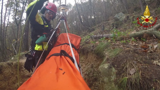 Soccorsi nel primo pomeriggio per un fugaiolo caduto a Bajardo: duro lavoro per i Vigili del Fuoco (Foto) Soccorsi nel primo pomeriggio per un fugaiolo caduto a Bajardo: duro lavoro per i Vigili del Fuoco (Foto)