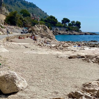 Ventimiglia: lettore chiede grande attenzione alle spiagge, in particolare quella dei Balzi Rossi Ventimiglia: lettore chiede grande attenzione alle spiagge, in particolare quella dei Balzi Rossi