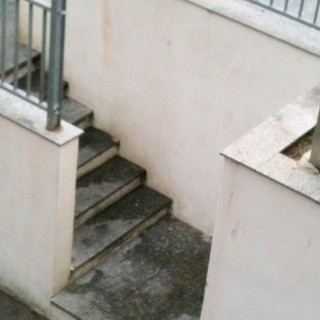 Sanremo: sporcizia e degrado sulla pista ciclabile, la mail e la foto di una nostra lettrice