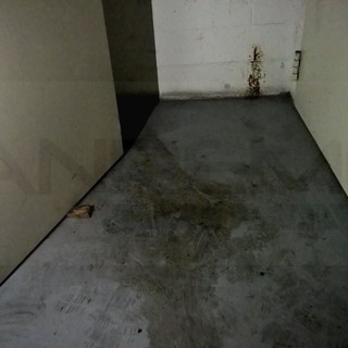 Sporcizia e degrado nei corridoi (bui) del Palafiori, una donna scivola e cade su una macchia d'olio