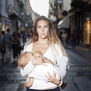 Continua la petizione “Allattamento è… ovunque lo desideri”  lanciata da Raffaella Sottile. Ecco le ultime novità