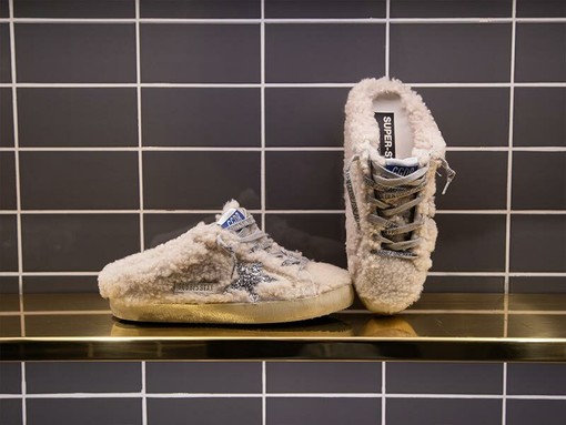 Dalle passerelle alla città: il successo intramontabile delle sneakers firmate