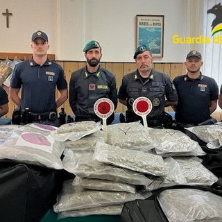 Ventimiglia: Finanza e Polizia insieme all'autoporto, due arresti e 150 kg di 'maria' sequestrati (Foto) Ventimiglia: Finanza e Polizia insieme all'autoporto, due arresti e 150 kg di 'maria' sequestrati (Foto)