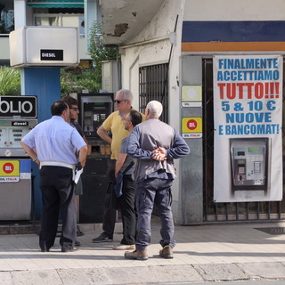 Sanremo: iniziate questa mattina le procedure di sgombero del benzinaio alla Foce, termineranno lunedì (Foto) Sanremo: iniziate questa mattina le procedure di sgombero del benzinaio alla Foce, termineranno lunedì (Foto)