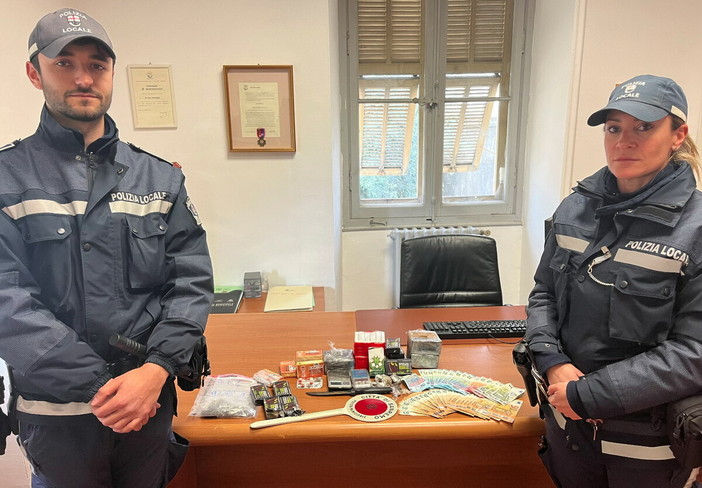 Spaccio sulla spiaggia del lungomare Italo Calvino: arrestato 21enne con oltre 4 chili di hashish (Foto)