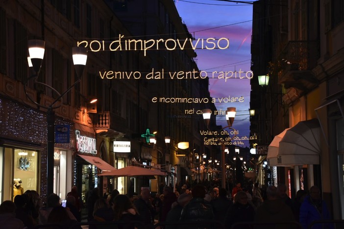 La scritta di “Nel blu dipinto di blu” in via Matteotti La scritta di “Nel blu dipinto di blu” in via Matteotti