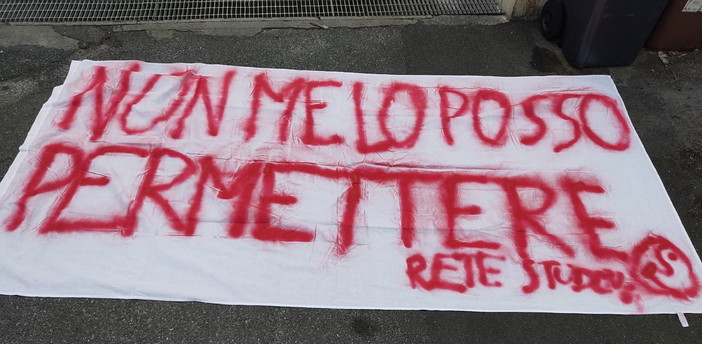 'Non me lo posso permettere': striscione degli studenti liguri protestano contro il caro scuola 'Non me lo posso permettere': striscione degli studenti liguri protestano contro il caro scuola
