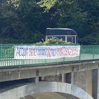 Badalucco: appeso striscione per protesta, "Acqua bene comune, no alla privatizzazione"