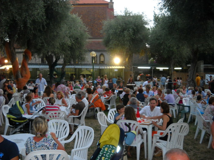 Dal 12 al 15 luglio ai Giardini Lowe di Bordighera torna l'appuntamento con la "Sagra del Pesce - Sotto gli Ulivi"
