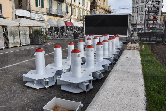 Sanremo: nuovi sistemi antiterrorismo per il palco di piazza Colombo, possono bloccare anche un Tir lanciato a 70 chilometri orari (Video) Sanremo: nuovi sistemi antiterrorismo per il palco di piazza Colombo, possono bloccare anche un Tir lanciato a 70 chilometri orari (Video)