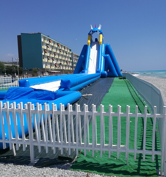 Inaugurato a Vallecrosia lo scivolone acquatico di 50 metri: adrenalina e divertimento per tutte le età Inaugurato a Vallecrosia lo scivolone acquatico di 50 metri: adrenalina e divertimento per tutte le età