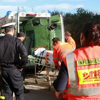 Sanremo: uomo cade da un muretto alla Villa Helios, mobilitazione di soccorsi per trarlo in salvo (Foto)