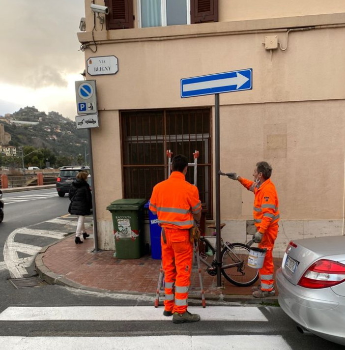 Ventimiglia: è iniziato il lavoro di sistemazione della segnaletica verticale affidato alla 'Ecotrafic' (Foto)