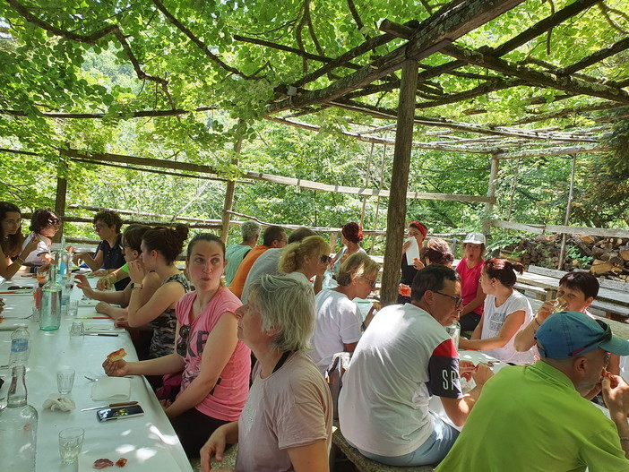 Grande partecipazione alla 'Staffetta blu per l'autismo' organizzata dall'associazione 'AngsaImperia'