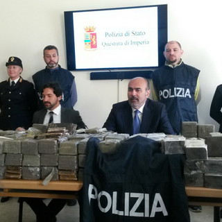 Ventimiglia: hashish per 2 milioni di euro nascosta in un Tir spagnolo, importante operazione antidroga della Questura
