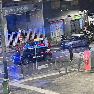 Urla, risse e bottiglie di vetro all'alba: la protesta dei residenti di piazza Colombo a Sanremo Urla, risse e bottiglie di vetro all'alba: la protesta dei residenti di piazza Colombo a Sanremo