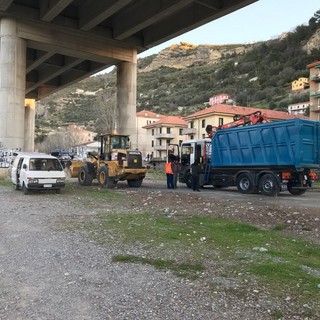Ventimiglia: iniziato alle 8 l'intervento di pulizia sul Roya, al lavoro per bonificare l'area occupata dai migranti (Foto e Video) Ventimiglia: iniziato alle 8 l'intervento di pulizia sul Roya, al lavoro per bonificare l'area occupata dai migranti (Foto e Video)