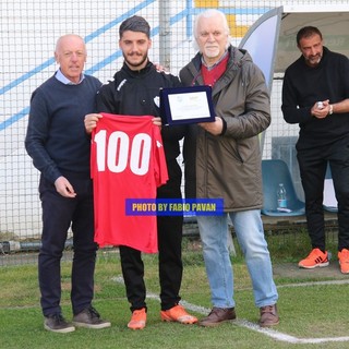 Giorgio Gagliardi premiato per le 100 presenze con la maglia della Sanremese dall'Assessore allo Sport di Sanremo Eugenio Nocita e Dino Miani (foto Fabio Pavan)
