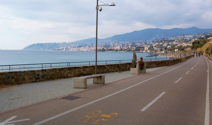 Corsia preferenziale sulla pista ciclabile, M5S Sanremo: "Disagi per residenti e turisti, condividiamo l’esposto FIAB al Prefetto" Corsia preferenziale sulla pista ciclabile, M5S Sanremo: "Disagi per residenti e turisti, condividiamo l’esposto FIAB al Prefetto"