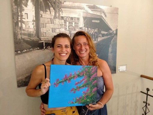 Nella foto, l’artista che consegna la sua opera “Bouganville”, al Floriseum di Sanremo.