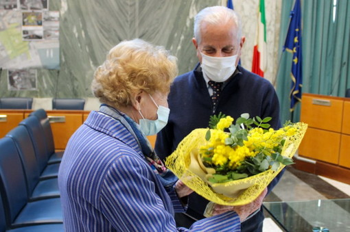 Imperia: 8 marzo, il sindaco Scajola dona la mimosa alla centenaria Nella “Non dimentichiamo le donne di ieri, sosteniamo quelle di oggi”