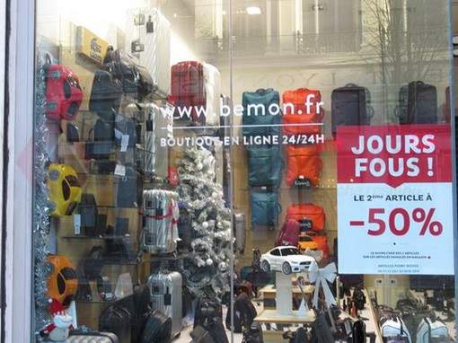 Da noi sono scattati ieri ma 'tutto il mondo è paese': in attesa dei 'Saldi' anche in Francia pullulano le svendite Da noi sono scattati ieri ma 'tutto il mondo è paese': in attesa dei 'Saldi' anche in Francia pullulano le svendite