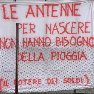 Lo striscione apparso a Coldirodi