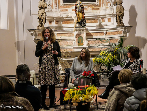 "Cervo in blu d'inchiostro": grande partecipazione all'incontro con la scrittrice Simona Lo Jacono "Cervo in blu d'inchiostro": grande partecipazione all'incontro con la scrittrice Simona Lo Jacono