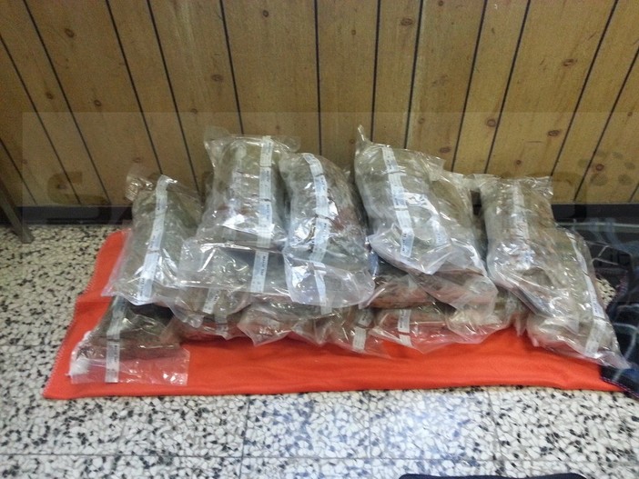 Ventimiglia: la Guardia di Finanza ha arrestato tre cittadini romeni e sequestrato 80 kg di sostanze stupefacenti Ventimiglia: la Guardia di Finanza ha arrestato tre cittadini romeni e sequestrato 80 kg di sostanze stupefacenti
