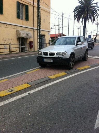 Parcheggi da record a Ventimiglia: Suv francese in contromano sopra lo spartitraffico, ecco il posteggio di settembre (foto) Parcheggi da record a Ventimiglia: Suv francese in contromano sopra lo spartitraffico, ecco il posteggio di settembre (foto)