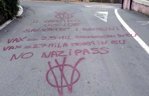 Bordighera: i 'No Vax' colpiscono ancora, scritte anti vaccini e green pass in via Napoli (Foto) Bordighera: i 'No Vax' colpiscono ancora, scritte anti vaccini e green pass in via Napoli (Foto)