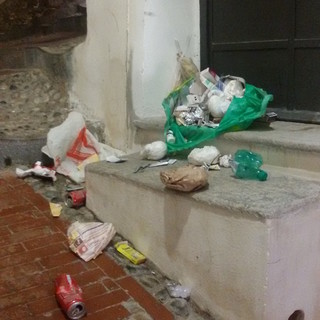 Sanremo: sporcizia nella 'Pigna', le lamentele di una lettrice: “Vorremmo più servizi e controlli delle forze dell'ordine” (Foto)