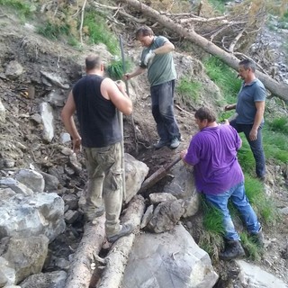 Cacciatori del Comprensorio Alpino Imperiese al lavoro sul Sentiero Passo della guardia a Triora Cacciatori del Comprensorio Alpino Imperiese al lavoro sul Sentiero Passo della guardia a Triora