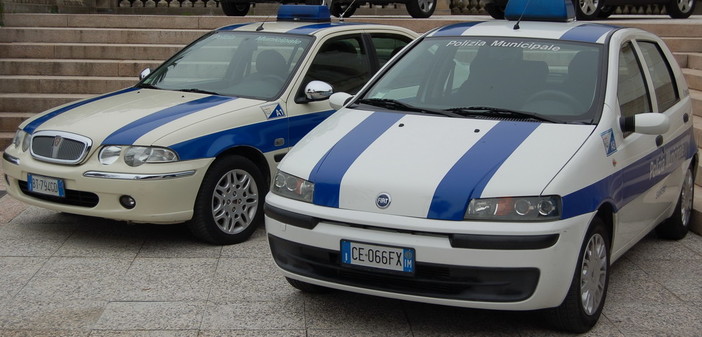 Sanremo: prende a calci un'auto dei Vigili che gli avevano rimosso la sua in divieto Sanremo: prende a calci un'auto dei Vigili che gli avevano rimosso la sua in divieto