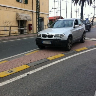 Parcheggi da record a Ventimiglia: Suv francese in contromano sopra lo spartitraffico, ecco il posteggio di settembre (foto)