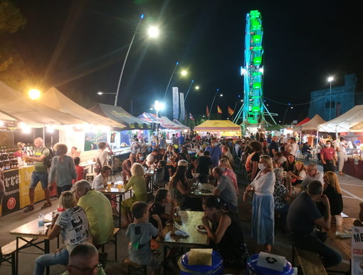 Riva Ligure: da stasera a domenica piazza Ughetto si trasforma nello 'Street Food Festival' Riva Ligure: da stasera a domenica piazza Ughetto si trasforma nello 'Street Food Festival'