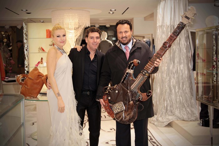 Maurizio Zoccarato, con la chitarra Orciani, nella boutique Spinnaker con Romina Bracchi e Claudio Betti, soci del gruppo Spinnaker.