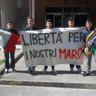 Ventimiglia: striscione dei ragazzi di 'Gioventù Italiana' per i marò davanti al 'Marco Polo'