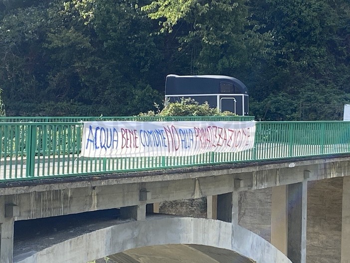 Badalucco: appeso striscione per protesta, "Acqua bene comune, no alla privatizzazione" Badalucco: appeso striscione per protesta, "Acqua bene comune, no alla privatizzazione"