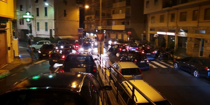 Sanremo: secondo ingorgo di zona Borgo Tinasso in due giorni, il parcheggio selvaggio 'blocca' la circolazione (Foto)